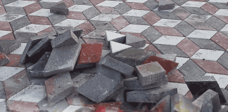 Doktorun Kafasında Kaldırım Taşı Kırdılar