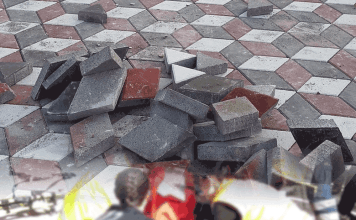 Doktorun Kafasında Kaldırım Taşı Kırdılar